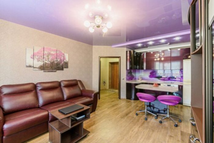 "Image of a small office with a purple lacquer stretch ceiling. The glossy surface adds a touch of modernity and elegance to the space. Contemporary furniture and efficient use of space create a productive and stylish work environment."